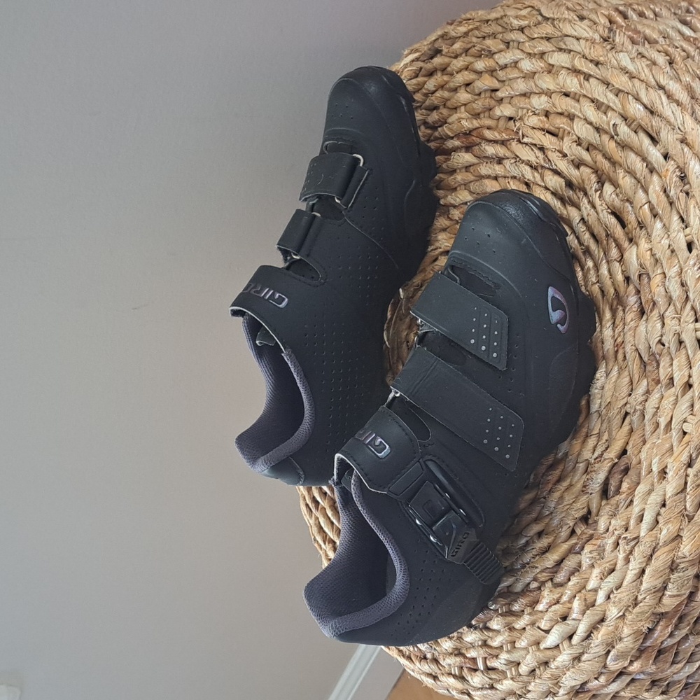 Giro Womens Manta R Black/Metallic Purple Accent Mountain/Biking/Cycling Shoes 8
